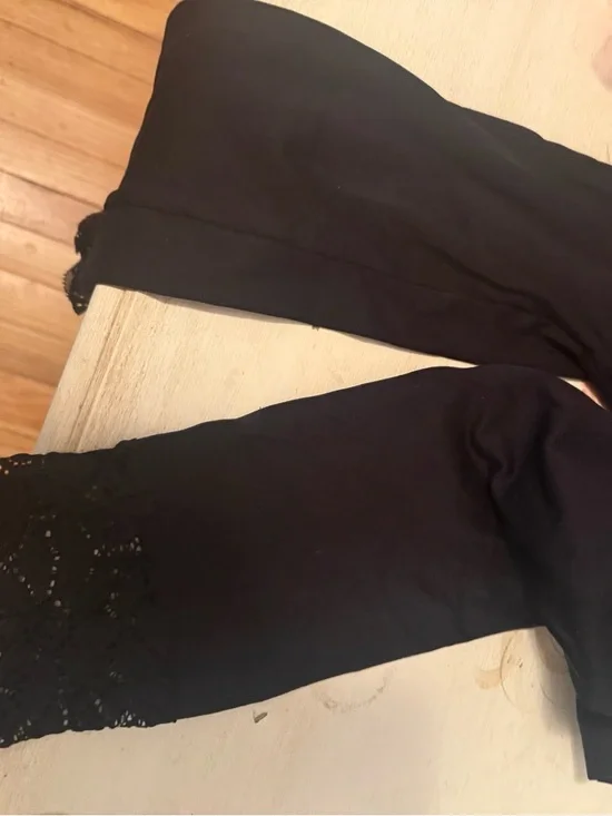 Zenana Outfitters Black Cropped Leggings with Lace Hem - Picture 2 of 4